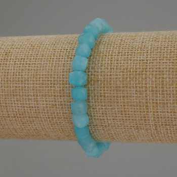 Гривна с аквамарин, гранени кубчета, диаметър около 6 мм, дължина 18 см, на еластична основа