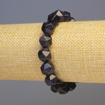 Гривна от син авантюрин «Син пясък» — синтетичен камък, многогранник, диаметър 11×11 мм ±, дължина 18 см ±, еластична лента