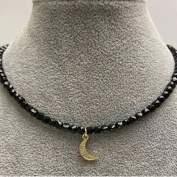 Чокер от гранен турмалин, кубичен 4×4 мм ±, със метална висулка със бели кристали, дължина 35–40 см ±, със закопчалка