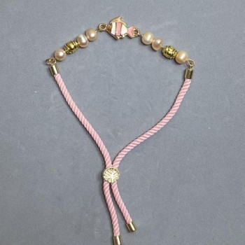 Текстилна гривна, диаметър около 5,5 мм, с регулируема дължина; овални перли приблизително 6,5×5,5 мм; с метални вложки златист оттенък