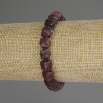 Гривна от турмалин, гранован куб, диаметър 8х8 мм, дължина 18 см (еластична)