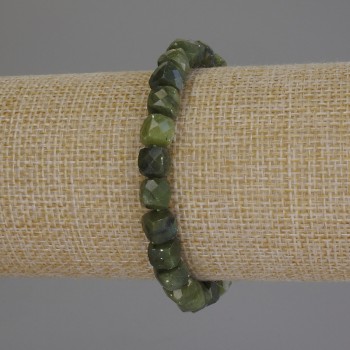 Гривна от гранован жадеит, кубичен размер 7×7 мм, дължина 18 см, еластична