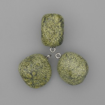 Висулка от серпентин във формата на куб, диаметър 22х22 мм ±, дължина 26 мм ±