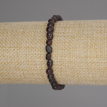 Гривна с гранати галтови мъниста, диаметър 6–9×5–7 мм, дължина 18 см ± еластична основа