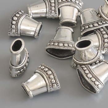 Фурнитура – крайник, размер 14×15 мм, диаметър на отвора 6 мм ± 13 мм ±, сребрист цвят на метал, опаковка 20 г ± 13 бр. +