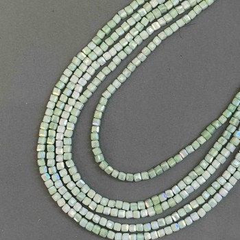 Мъниста от чешки кристал салатово-зелени със бензиново покритие на конец, гранована кубична форма, диаметър 4×4 мм + -, дължина 38 см +