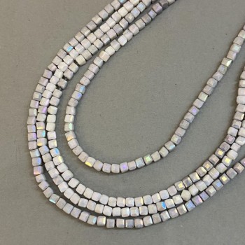 Мънисти от чешки кристал сиви, бензиново покритие на конец, гранована кубична форма, диаметър 4х4 мм, дължина 38 см +