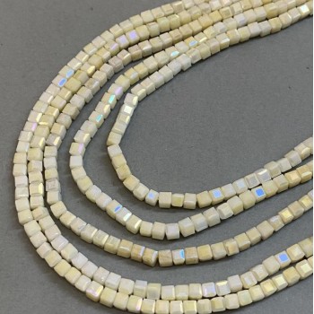 Мънисти от чешки кристал жълти с бензиново покритие на конец, гранован кубик, диаметър 4×4 мм, дължина 38 см +