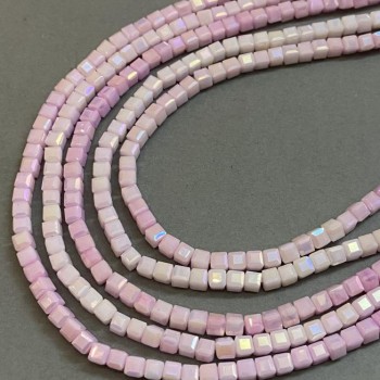 Мънисти от чешки кристал в розово-мултицветни нюанси с бензиново покритие на конец, гранован кубик, диаметър 4×4 мм, дължина 38 см