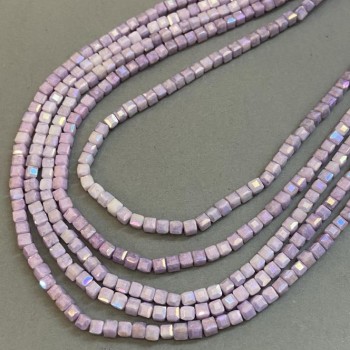 Виолетови мънисти от чешки кристал с бензиново покритие на конец, гранован куб, диаметър 4х4 мм + -, дължина 38 см +