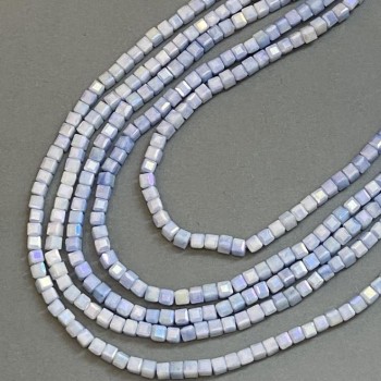 Мънисти от чешки кристал син цвят с бензиново покритие на конец, гранован куб, диаметър 4х4 мм + -, дължина 38 см +