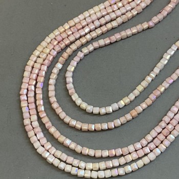 Мъниста от чешки кристал розово с покритие «бензин» на конец, гранован куб, диаметър 4×4 мм, дължина 38 см