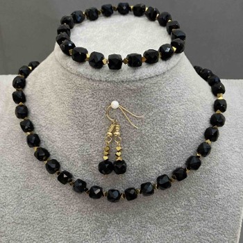 Комплект бижута: чокър, гривна и обеци с кубичен турмалин 6,5×6,5 мм и кубичен гематит 2,5×2,5 мм