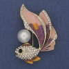 Брошка-кулон Рибка розова и лилава емал, бели стрази, перла, златист метал 47×32 мм +