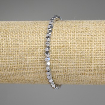 Гривна с хематит в сребрист цвят, многостенни мъниста, диаметър 4×4 мм, дължина 18 см ±, еластична основа