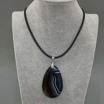 Кулон от агат 57×40 мм ± (асортимент от размери) на каучуков шнур, дължина 60 см + 5 см удължаваща верига