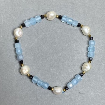 Гривна от аквамарин със гранени кубчета, диаметър 5 мм +/- Пресноводни перли 8×8,5 мм +/- дължина 18 см +/- еластична