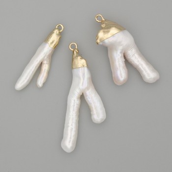 Кулон от барокови перли със златист метал, диаметър в асортимент 25–44×14–16 мм ± размер