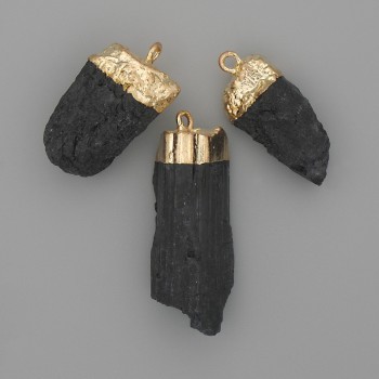 Кулон от турмалин Шорл, необработен камък, златист метал, 24–30×13–15 мм ± размери в асортимент