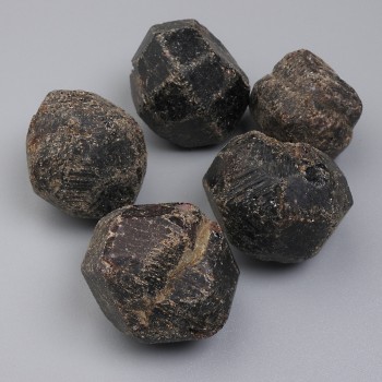 Естествен гранат камък, огранен без дупка 20–26×20–24 мм ± (за 100 г ±)