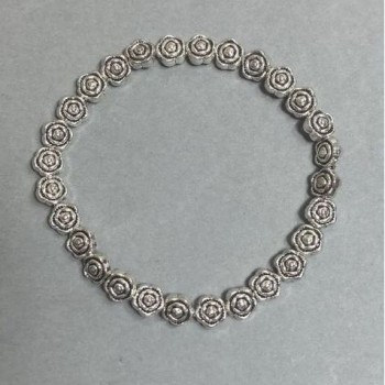 гривна с мъниста във форма на роза 7 мм ±, със сребрист метал, дължина 18 мм ±, еластична основа