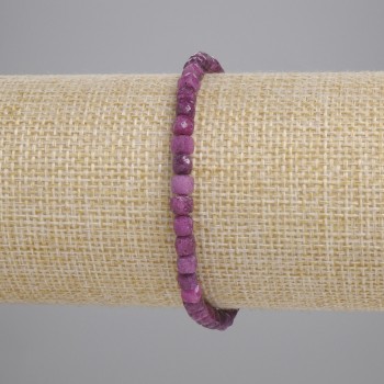 Гривна с гранен рубин, кубчета 4×4 мм, дължина 18 см ±, еластична основа