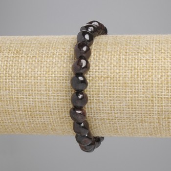 Браслет от гранат с огранени фасети, диаметър 7,5–9×8 мм, дължина около 18 см, на еластична основа