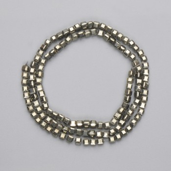 Мъниста пирит грановани кубчета, диаметър 3×3 мм, на конец, дължина 39 см