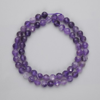 Фасетираните мъниста от аметист, диаметър около 6 мм, дължина около 40 см, на конец
