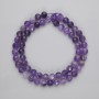 Фасетираните мъниста от аметист, диаметър около 6 мм, дължина около 40 см, на конец