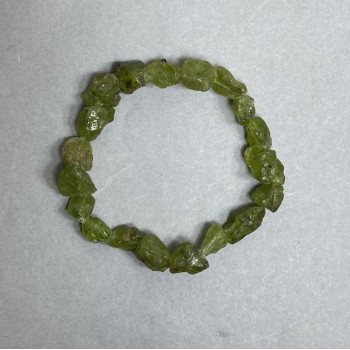 Гривна от хризолит с необработен камък, диаметър 10–14×9–10 мм, дължина 18 см ±, еластична основа