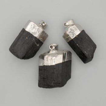 Кулон с необработан турмалин, размери около 28×18 мм, дължина 45 мм