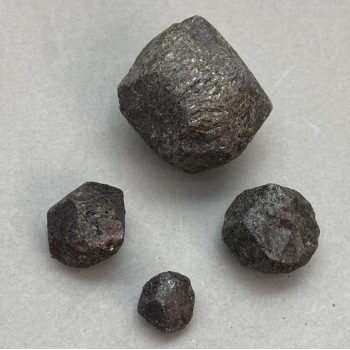 Гранат естествен необработен камък, диаметър 12-35×10-30×10-30 мм± (размери в асортимента) (Цена за 100 г)