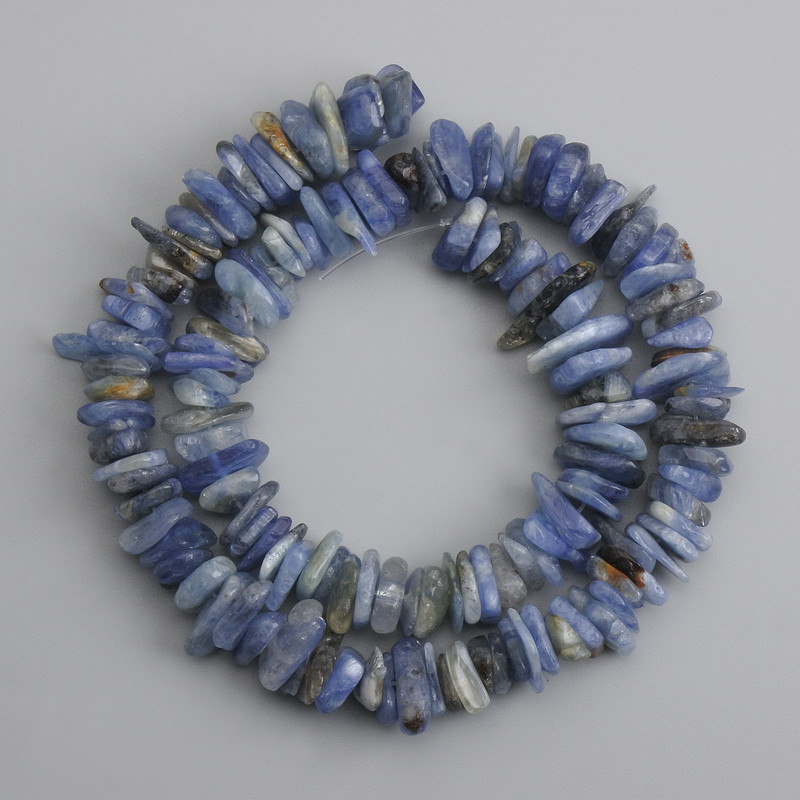 Мънисти кианит късчета, диаметър 8-20×2,5-4 мм ±, дължина 39 см ±