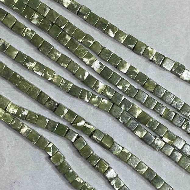 Мънисти от жадеит кубчета 5–6 мм, дължина около 36 см, на конец