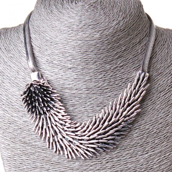 Колие със сребърно таралежче, висулка от стомана (15×3 см), със стрази, дължина 40–50 см