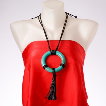 Висулка на дълъг шнур «Кръг с пискюл» — външен диаметър около 97 мм, вътрешен диаметър около 60 мм, дължина около 75 см