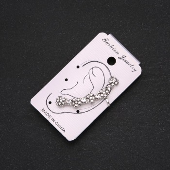 Кафи на ухото със сребристо покритие, бели кристали и бели цветчета