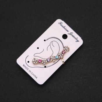 Каф за ухото з златисто с бели цветчета и разноцветни кристали