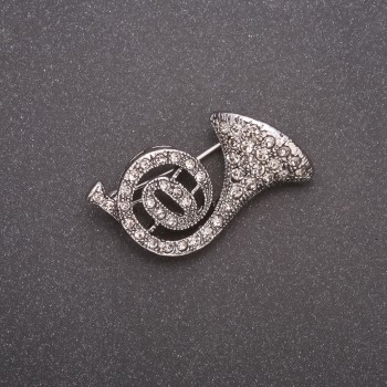 Брошка «Труба със стрази» в сив метал 30×20 мм