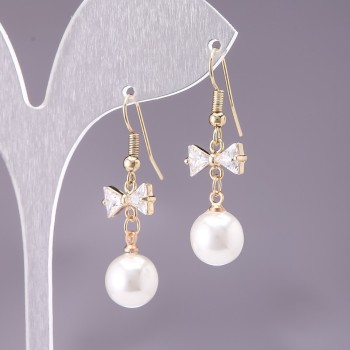 Обеци «бантики» с бели мънисти, диаметър 10 мм, дължина 3 см, жълт метал