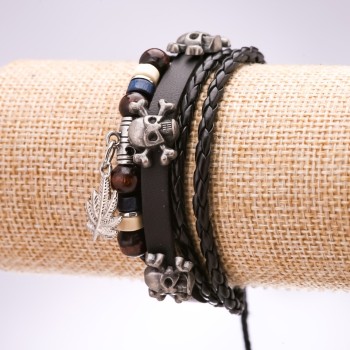 Браслет от еко кожа с декоративни черепи, регулируема дължина 18–24 см, черен