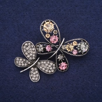 Брошка «Пеперуди» със стрази в жълти, лилави и сиви нюнси, 45×35 мм, сребрист метал