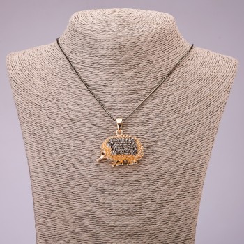 Кулон «Таралежче» с черни кристали на дълга верига от метал „черно злато“, размери 30x39 мм, дължина 70 см