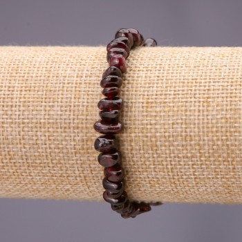 Браслет от естествени гранатени късчета, диаметър около 7 мм на еластична лента, дължина 18 см