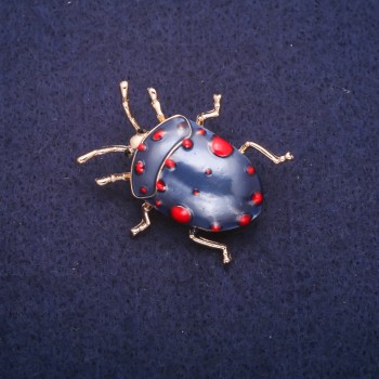 Брошка Бръмбар, емал, златист метал 31×35 мм