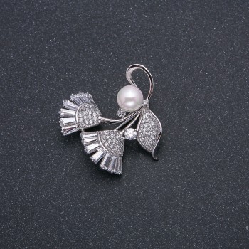 Брошка Xuping със родиево покритие и перла, диаметър около 8 мм, с бели камъни и стрази 33х31 мм