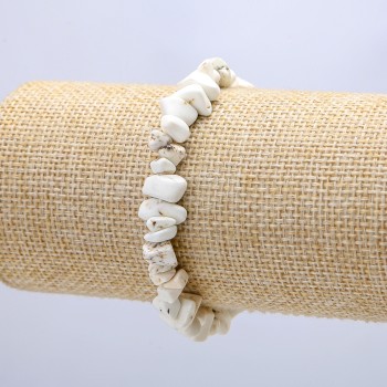 Гривна от камък говлит, частички около 7 мм, обиколка 18 см