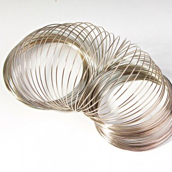 Мемори тел дебелина 0,6 мм, диаметър витка 5,5 см (+/-) цена за 0,5 кг