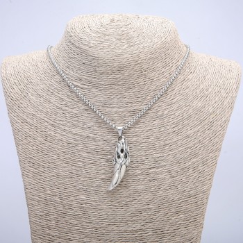 Медальон „Железният клык“ 47×13 мм на синджир, дължина 70 см +- сребрист метал